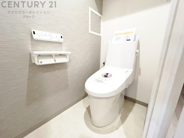 温水洗浄便座付トイレは温水洗浄機能により、暖かい水でおしりを洗浄することができ、冷たい水を使う従来の便座に比べ、温水洗浄機能で暖かいトイレを提供し、快適な使用を可能にします。