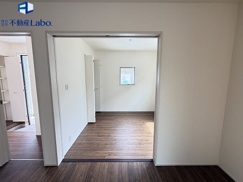 リビングに繋がる居室はゲスト用の寝室にもなります♪　子供部屋にも出来ますので、来客が来ても仕切りで散らかり部屋を隠せるなんでことも♪