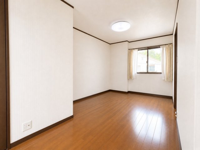 シンプルで使いやすい約5.6帖の洋室は子供部屋や書斎としても最適な一室。窓から自然光が入り明るく落ち着いた空間となっています。無駄のない形状で家具配置もしやすく日常生活に取り入れやすいお部屋。