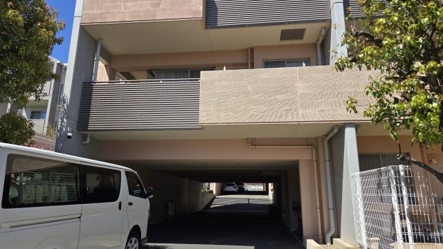 物件は通り抜け車路の上にあり(4棟全体で該当は6戸)、クレーン車を使った大型家具の搬入が可能です。　