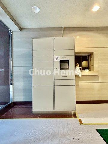 【宅配ボックス】在宅時・不在時に関わらず、居住者の代わりに非対面で宅配物を受け取ってくれる便利な設備です。わかりやすくご説明致しますので見学時にはお部屋だけではなく共用部分もぜひチェックしてください。