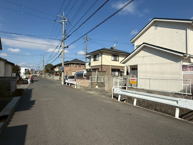 前道幅員約6m、敷地内駐車可能で、日常の車の出し入れも安心です。
