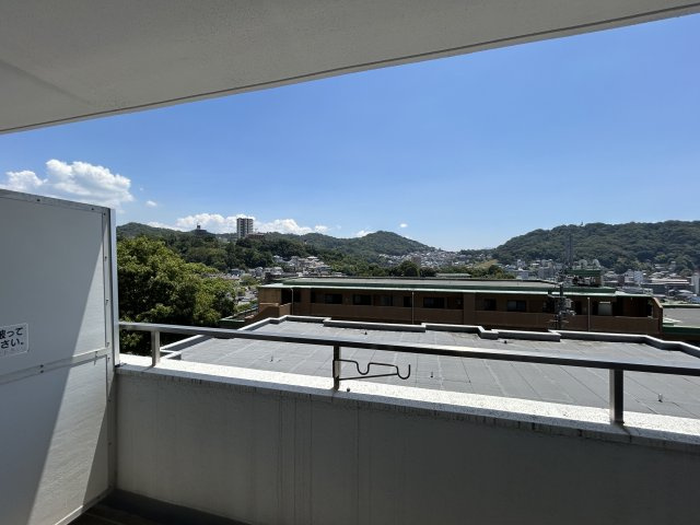 バルコニーからは開放的な景色が広がり、自然豊かな風景を望むことができます。視界を遮る建物が少なく、遠くの街並みまで見渡せる眺めが魅力です。天気の良い日には青空が広がり、穏やかな時間を過ごせます。