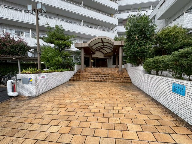 アプローチと植栽が美しく調和した落ち着きのあるエントランス。屋根付きのエントランスが雨の日の出入りをサポートし住まう方や来訪者を温かく迎えます。マンション全体の良好な管理状態が感じられる空間。