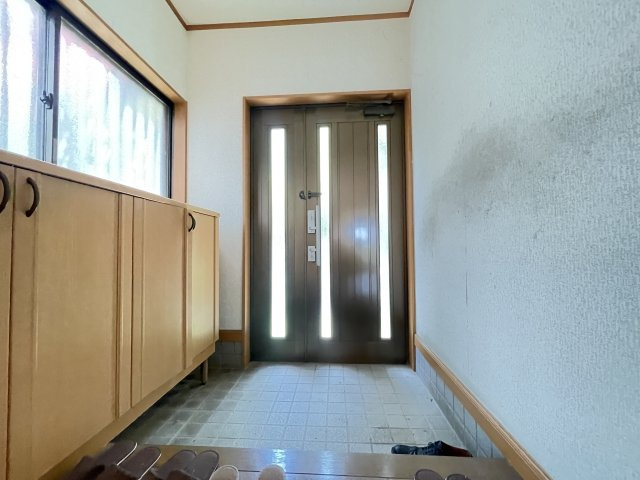 玄関は広々としております。