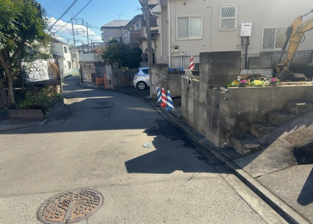土地の形が極端に長細かったり、狭小地、あるいは道路との高低差がある傾斜地だった場合、後々売ろうとしても買い手がつかない場合もあります。後々、売却することになった時に価値の下がらない土地を選びましょう。