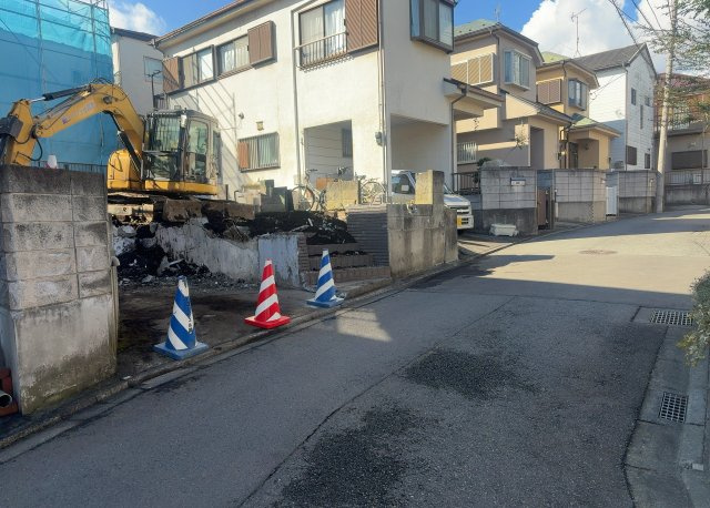 土地を買う際、住む地域の自治体や福祉の補助制度にも注目してみましょう。子供や老人の医療補助やゴミ出しのルールなど、自治体によってルールに大きな違いがあるため、暮らしやすい土地で判断するとよいでしょう。