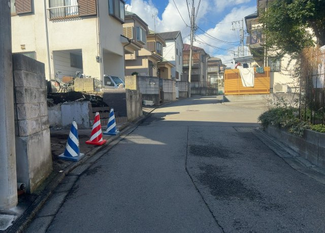 土地の前の道路に消火栓が設置されていることがあります。この場合、道路交通法第45条第1項により、駐車禁止の場所が指定されています。そのため、車庫などの駐車スペースをつくることができない場合があります。