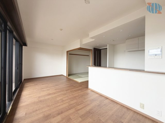 【LDK】対面キッチンと和室を備えたLDK。家族が自然と集まり、ゆったりと過ごせる住空間です。