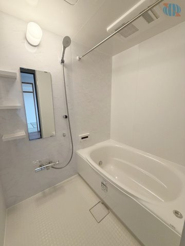 【浴室】ゆったりと足を伸ばしてくつろげる浴槽を採用。心地よいバスタイムを楽しめます。