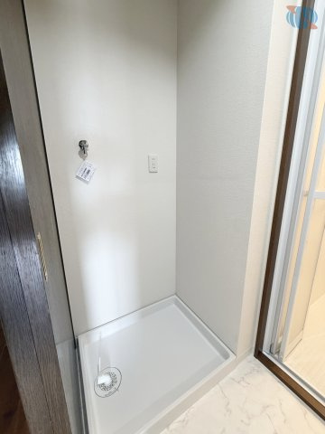 【洗濯機置き場】洗濯から身支度までスムーズに行える使い勝手の良い空間です。
