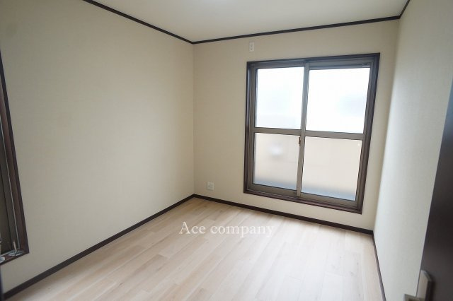 【2階：洋室5.25帖】2面バルコニーに面したお部屋です☆