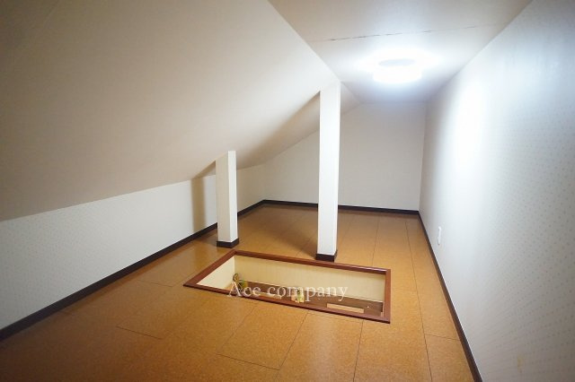 屋根裏収納付き♪昇降階段は2階の廊下にあります♪