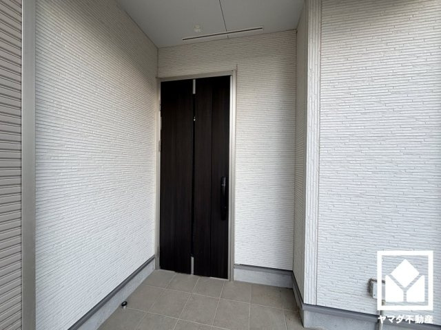 ドアのスリット窓から光が差し込み、外出時にも帰宅時にも、明るい気持ちになれる玄関です。