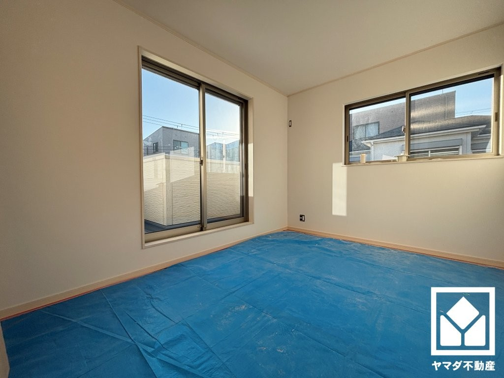 約6.5帖の2階洋室です。2階は全居室バルコニーに繋がるお部屋となっております。それぞれ独立したバルコニーなので、プライベートな時間をゆったりと過ごせます。