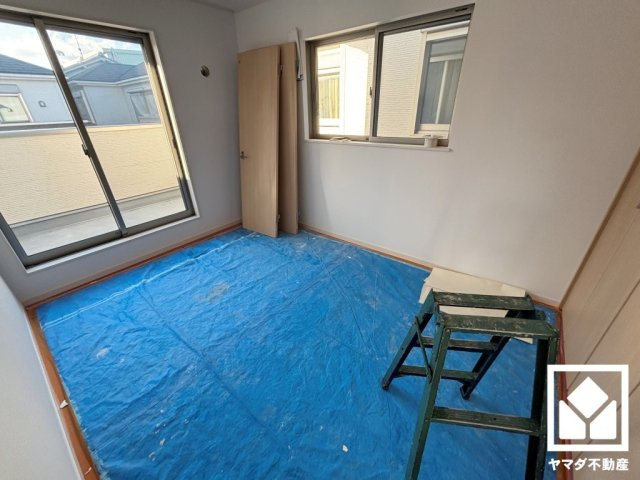 約6帖の2階北側洋室です。全居室2面採光。明るい陽光がたっぷり差し込む心地よい生活空間です。