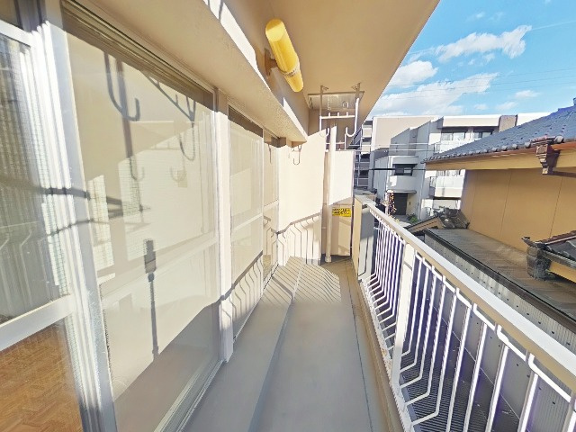 暖かな日差しのふりそそぐバルコニー
