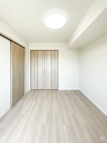 【洋室約5.7帖（バルコニー側）】バルコニーに面した、陽光が差し込む心地よい洋室