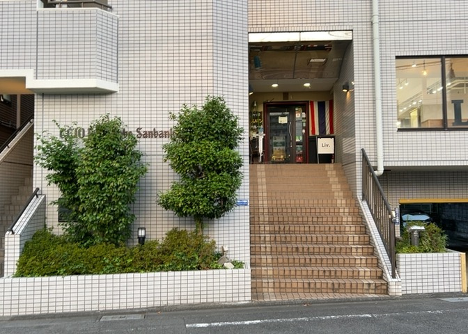 物件によっては、入居者が個人的に使用できる専用庭がついているものもあります。また、住宅の中にある土間の部分を庭と呼ぶこともあります。庭の用途は住む人によって変わり、それによってデザインもさまざまです。