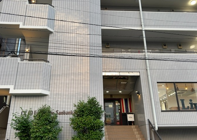 中庭（パティオ）とは、一つの建築物の内部に設けられた、壁などで囲われている庭のことを指します。コの字型、ロの字型が主流ですが、L字型の中庭もあります。最近では、インテリア性の高さからも人気があります。