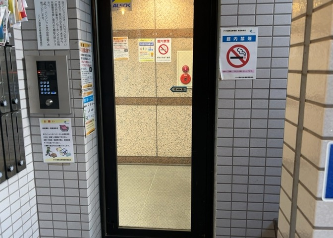 ラウンジは、マンションの共用スペースに椅子やテーブルなどを配置した利用者が寛げる空間です。屋内型ラウンジと屋外型ラウンジがあります。共用部分の管理状況と合わせて、詳細については現地でご確認ください。