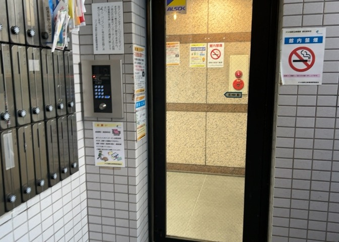 ロビーというと、エントランスと何がちがうの？と思いますよね。実はロビーとエントランスには明確な決まりはありません。物件によっては、エントランスを入って広がるある程度の広さのある空間がロビーとなります。