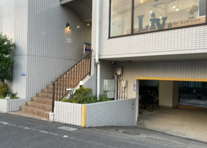 隣家の土地はどうなっているのか、生活利便施設が近くにあるのか、学校まで近いかなど、お客様のライフスタイルにあわせたイメージが重要です。また、近くにあると困る施設が近くにないかも確認するといいでしょう。
