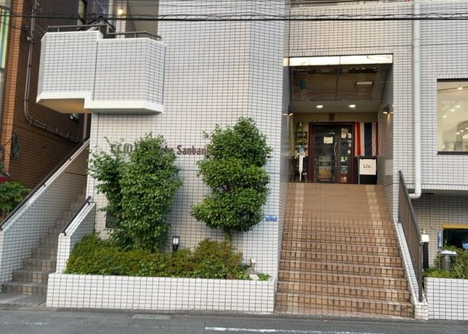 道幅が広い場所は日当たりや風通が良好です。幅が広いのですれ違いも可能ですし大きな車でも駐車可能！一方で、大型車が通ることも多くなるため交通量の増加により騒音に繋がります。また土地の値段が高くなります。