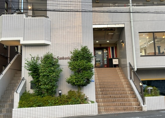 ＲＣ造、Reinforced　Concreteは直訳すると補強されたコンクリートです。主に柱や梁・床・壁が鉄筋とコンクリートで構成おり、鉄筋を組んだ型枠にコンクリートを流し込んで固めたものを指します。