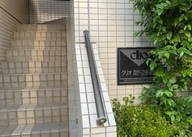 玄関は家の顔でもあり、家族以外の目にも止まる場所です。玄関は外との間を仕切る扉、靴などをしまっておく収納スペース、靴脱ぎのたたきスペース、来客とのやり取りをするドアホンなど複数のアイテムからなります。