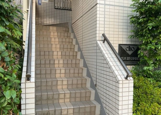 共用部分は、一棟の建物に住む区分所有者全員が共同で所有するとし、共用部分の管理、補修などは、区分所有者で形成される管理組合が行います。個人の判断で勝手に変更することはできませんので覚えておきましょう。