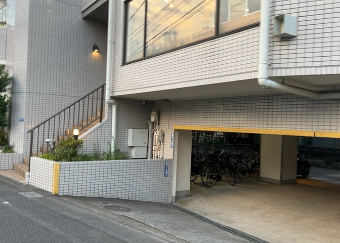 外観はマンション管理がされているかの目安になります。築年数が古いと、壁面は劣化してひび割れが生じることも！建物が古びていても細かいところが修繕されていると、きちんと管理されているなぁと感じるでしょう。