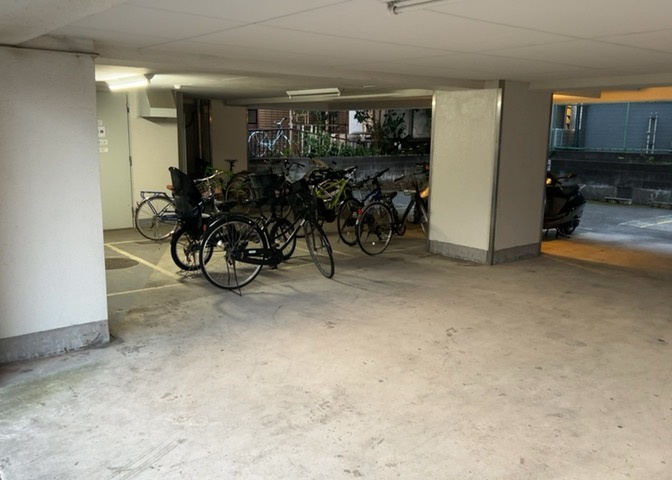 車一台あたりに必要なスペースは、標準サイズの普通自動車で横幅2m50cm、長さ5mは必要になります。ただし、乗降のことも考慮して横幅3m30cm、長さ5m50cmほどは確保できるところを選びましょう。