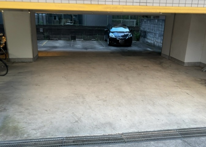 駐車場と明記されていても、最小スペースでつくられた駐車場だと大型車は駐車できなかったり、出入りしにくくなったりする可能性があります。お車のサイズと購入したい物件の駐車場のサイズを現地で確認しましょう。