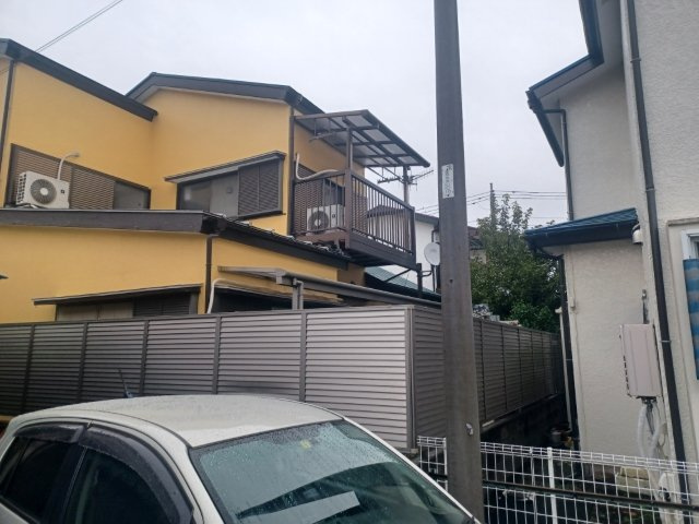 庭のある家に住むことのメリットとして、子どもたちの遊び場を確保できること、ガーデニングや家庭菜園を楽しめること、明るさを確保できることがあります。また、配置を工夫することでプライバシーが確保できます。