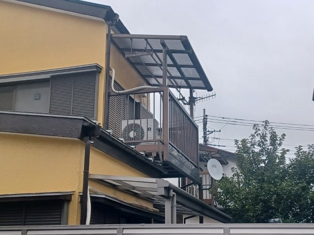 バルコニーは、建物内から室外へ楽に出入りできる便利なスペースです。また、バルコニーには手すりを付けることが義務付けられており、手すりの高さは110cm以上で施工することが建築基準法で定められています。