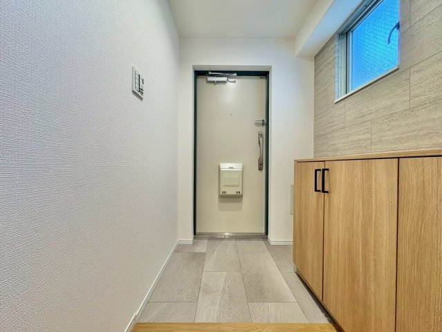 玄関まわりをすっきり保てる収納スペース付き。