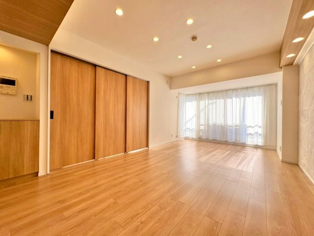窓からの光が入る明るいリビングで、快適な時間を過ごせます。