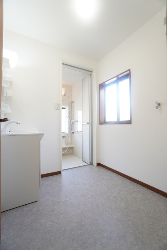 クロス・床を張り替えました。洗濯機置き場もあります。小窓からは明るい日差しが差し込みます☆