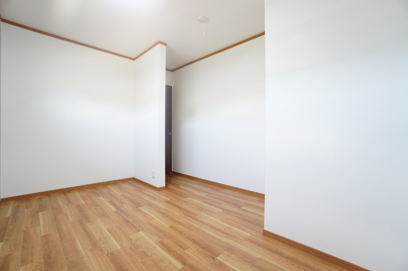 2階5.5帖洋室。クロス・床の張替を行いました。