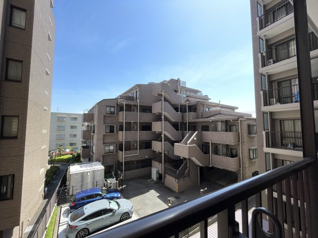 南東向きのバルコニーは、陽当たり・通風良好です。