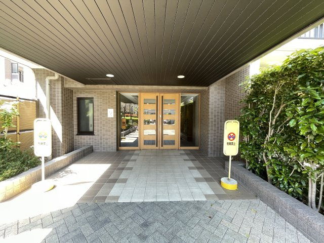 マンションの顔でもある、高級感漂うエントランス。　