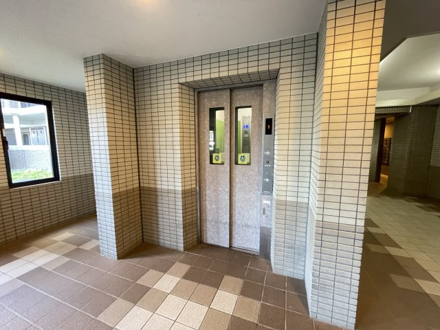 重たい荷物を持っていても、エレベーターがあれば安心です。　