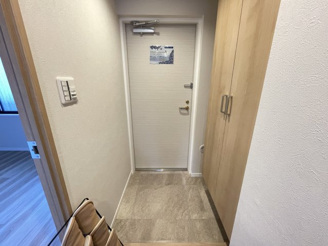 人感センサーのライト付きで、いつでも明るく迎えてくれる玄関。　
