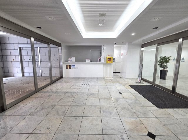 マンションエントランス（写真正面がフロントサービス）
