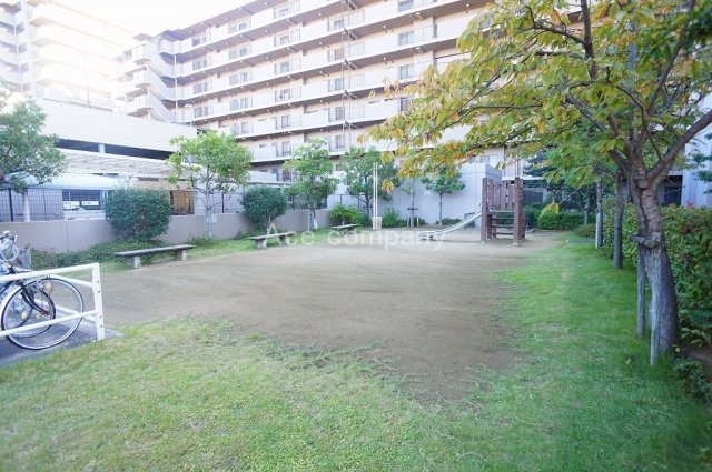 マンション敷地内に遊び場あります♪また「加美北公園」も徒歩2分（約150ｍ）にあります♪　