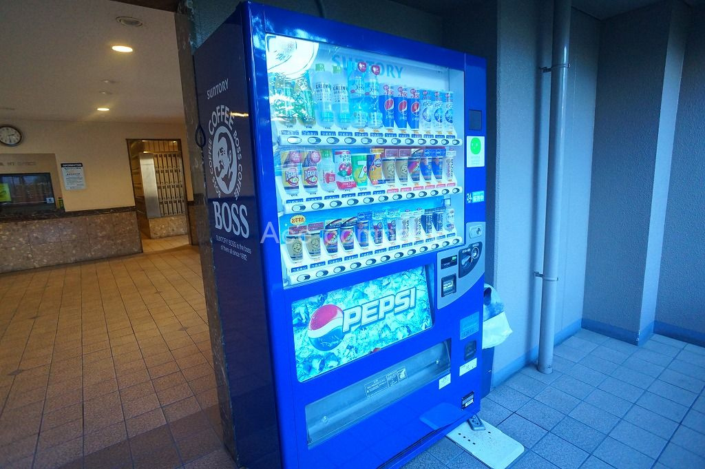夏場は特に嬉しいマンション入口に自動販売機あります♪