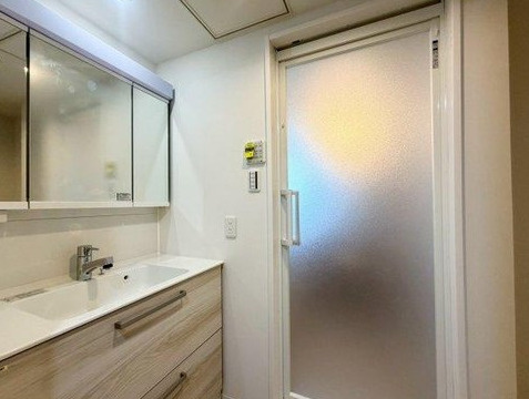 シャワー水栓、収納豊富な3面鏡の洗面台☆