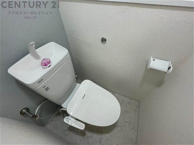 温水洗浄便座付トイレは温水洗浄機能により、暖かい水でおしりを洗浄することができ、冷たい水を使う従来の便座に比べ、温水洗浄機能で暖かいトイレを提供し、快適な使用を可能にします。