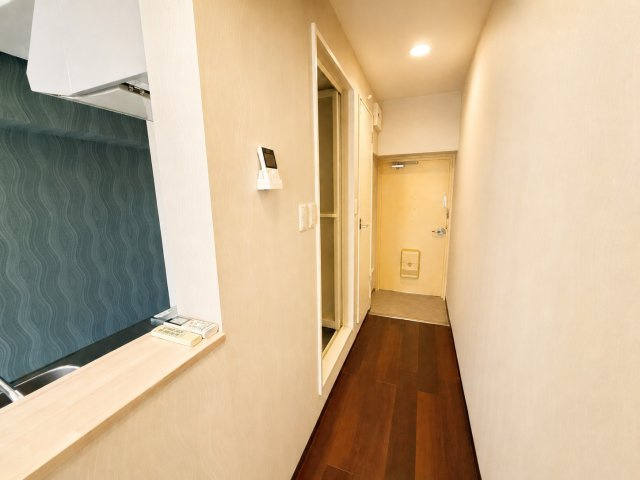 玄関から居室まで一直線につながるシンプルな間取りで空間を広く感じやすいお部屋です。キッチンカウンター越しに室内を見渡せるため、帰宅後の動線もスムーズ。荷物を置いてすぐにくつろげる使いやすさが魅力です。